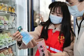 武林银泰门口这台限量盲盒机，一小时志愿时长就能免费抽一次图片