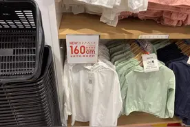 "160cm 全新尺码，敬请试穿！”这几天，优衣库部分童装的货架前多了一块新的告示牌图片