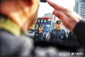 济南女特警的日常！身背二三十斤的装备、24小时武装巡逻图片