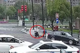 58秒丨美丽的误会！男孩公园痛哭拒绝爸爸抱 热心男子怀疑是“人贩子”报警图片