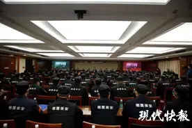用工资买防汛物资、多次帮助他人……南京10人被评为“栖霞最美保安”图片