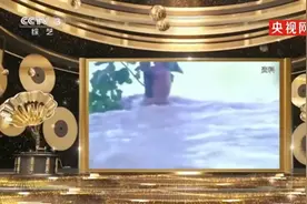 6岁小女孩洪水中抱树9小时被武警救下，23年后她选择成为警察，网友：长大后我就成了你图片