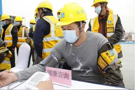中建四局六公司开展“学雷锋”志愿服务活动图片