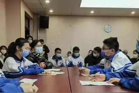 校园中到底需不需要手机？学生也分两派，观点“针锋相对”图片