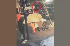过马路时怀里的孩子突然“飞”了出去，罪魁祸首竟埋藏在雪里图片