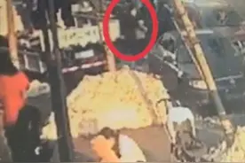 过马路时怀里的孩子突然“飞”了出去，罪魁祸首竟埋藏在雪里图片