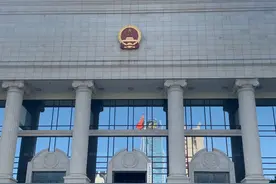 超过退休年龄能算工伤吗？六旬保安值班猝死，家属告上法院图片