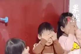 笑岔气！山东70岁外公陪孩子捉迷藏，披上花棉袄“飞”上了这里…图片