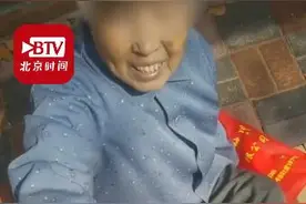 暖心！老奶奶摔倒在地站不起来 过路小伙上前将其抱起图片
