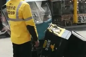 货箱翻了连洒10杯奶茶 新手外卖小哥强忍泪水：掏钱补齐先送货图片