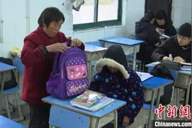 安徽铜陵六旬奶奶扛起脑瘫孙女读书梦图片
