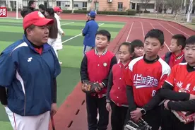 台湾“老男孩”痴迷棒垒球 两岸家庭昆山带出“大山家族”视频封面