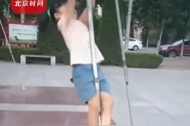 6岁女娃徒手攀爬家里门框暖气管如履平地 妈妈：被搏击教练看中免费传授图片