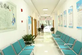 删除“执业地点”限制，让医师合理流动起来 | 新京报快评图片