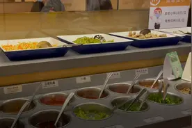 海底捞牛肉粒变素，消费者买账吗？7位刚吃完海底捞的顾客这样说→图片