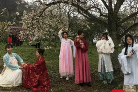 四川自贡大安举行三多古寨AAA级旅游景区推介活动 游客冒雨打卡赏花图片