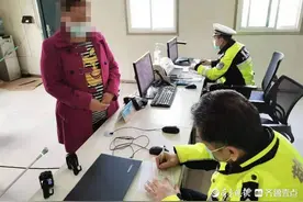 “求放过！”女子无证开半挂被查，当场向民警“求照顾”图片