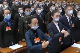 震撼！人民大会堂上手语“演唱”国歌的山东姑娘：以此表达大家的一种爱国主义情怀图片