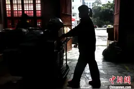 探访快递公司女仓管员的日常图片