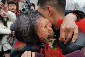 河南男子23年前弄丢弟弟，至今单身未娶，一个小视频让他找回弟弟图片