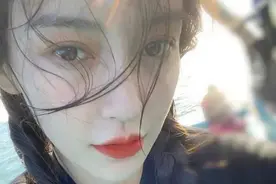 31岁杨颖冲浪自带少女感！网友：她靠眼睛“重回18岁”了图片