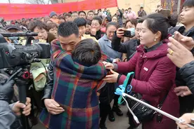 为寻父露宿街头被拐，23年后邻居刷到寻亲视频，哥哥为等他回家至今未娶亲图片