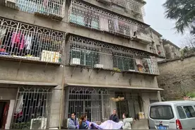 赞！女童头部卡在四楼窗台身体悬空，街坊拉棉被当气垫，警民合力帮孩子脱险图片