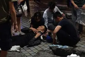 太敬业！刘德华拍戏手指遭割2cm伤口 曾亲自滚楼梯教演戏图片