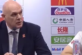 上海主帅：赛后裁判拒绝与我握手 三十年职业生涯没见过这事图片