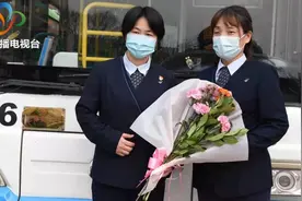 装扮车厢、备用便民医疗箱 武汉公交26路“姐妹花”用心用情图片