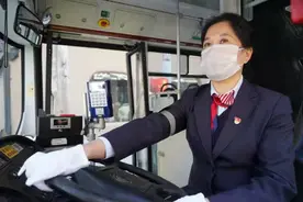上海这条单程近22公里的公交线路上，她是唯一的女驾驶员图片