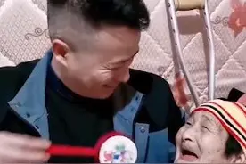 笑着笑着就哭了 男子想方设法搞怪逗笑病中老母图片