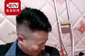 笑着笑着就哭了 男子想方设法搞怪逗笑病中老母图片