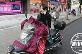 江西男子在上班路上看到一个袋子，里面全是钞票！他马上找到警察图片