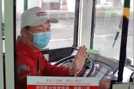 广州公交车长用多种语言跟乘客打招呼，乘客直呼太暖心