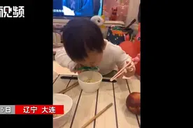 萌娃吃面条嫌太长自备小剪刀，网友：吃出了西餐的感觉图片