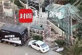 熊孩子将停车场当游乐园在车顶蹦跳 网友：出了事儿算谁的？图片