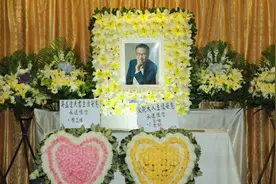 周星驰现身吴孟达葬礼，周润发等明星敬挽送别视频封面