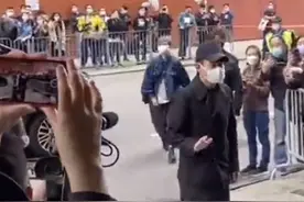 刘德华吴君如现身吴孟达葬礼 神情凝重不停摆手图片