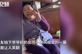 奶奶戴耳机陶醉在自己歌声里 一旁爷爷无奈躺着吸氧笑翻网友图片