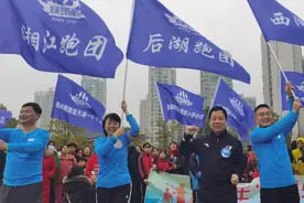 岳麓区教育局长陪跑5公里庆三八妇女节图片