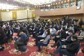 CGTN记者型主持人田薇：脚踏实地跑两会图片
