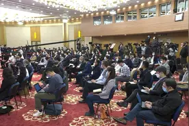 CGTN记者型主持人田薇：脚踏实地跑两会图片