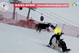 王者级反应！男子滑雪突然发现前面有人，帅气空翻避开女孩图片