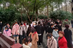 “你是本科撒？学信网查得到撒？”成都大哥在人民公园帮老外相亲，逗笑千万网友图片