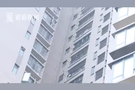每到深夜楼上传来脚步声 楼下业主：吵得睡不着觉图片
