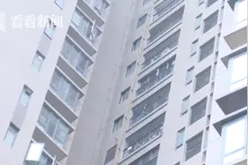 每到深夜楼上传来脚步声 楼下业主：吵得睡不着觉图片
