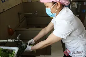 项目部上的大厨张姐图片