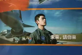 一身正气！易烊千玺登航空学校初选合格证，张扬军人风采图片