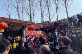 拉面哥家院门口有多热闹？每隔1小时他都要打开门，与上百名围观主播打招呼，有人靠出租WiFi赚钱图片